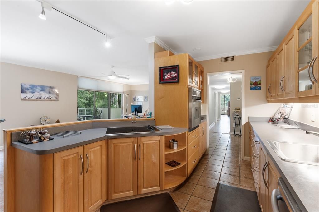 Activo con contrato: $240,000 (3 camas, 2 baños, 1558 Pies cuadrados)