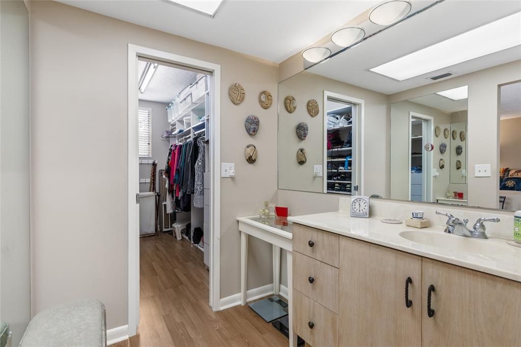 Activo con contrato: $240,000 (3 camas, 2 baños, 1558 Pies cuadrados)