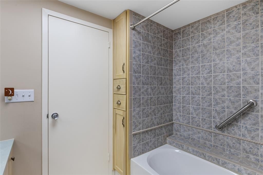 Activo con contrato: $240,000 (3 camas, 2 baños, 1558 Pies cuadrados)