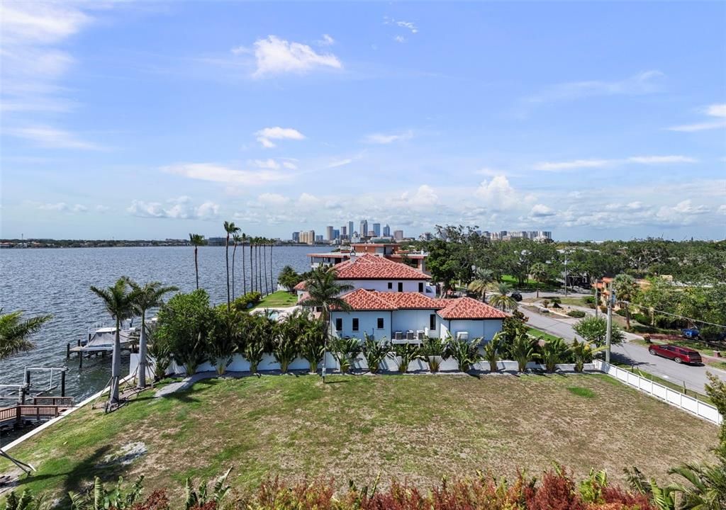 En Venta: $8,750,000 (0.33 acres)