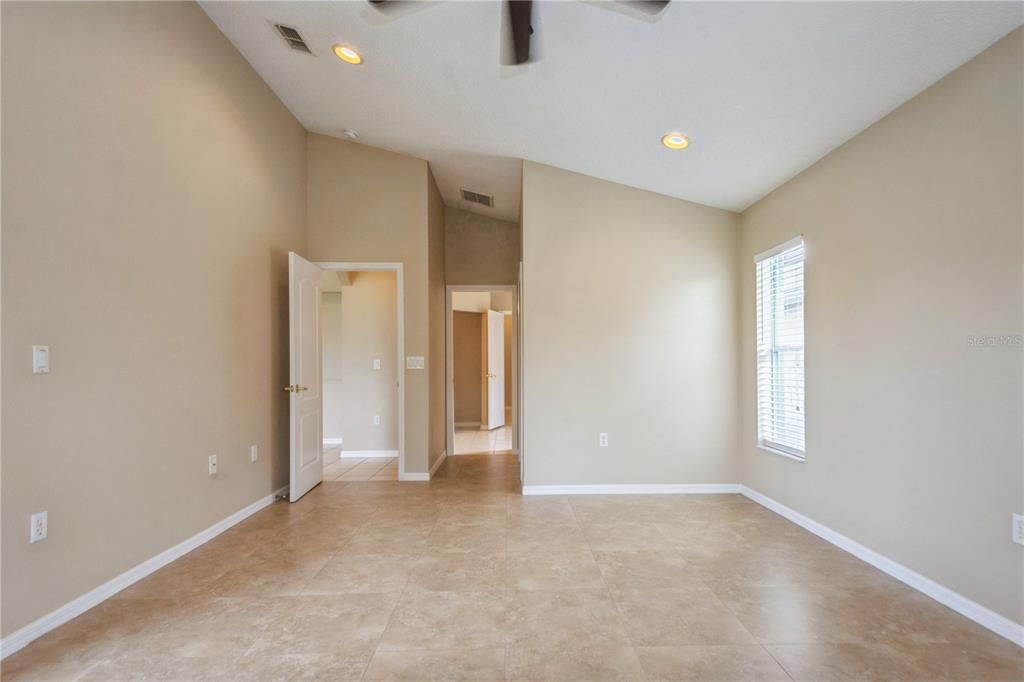 Activo con contrato: $360,000 (4 camas, 2 baños, 2027 Pies cuadrados)