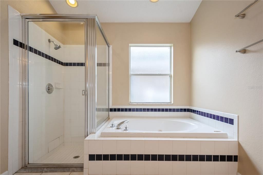 Activo con contrato: $360,000 (4 camas, 2 baños, 2027 Pies cuadrados)