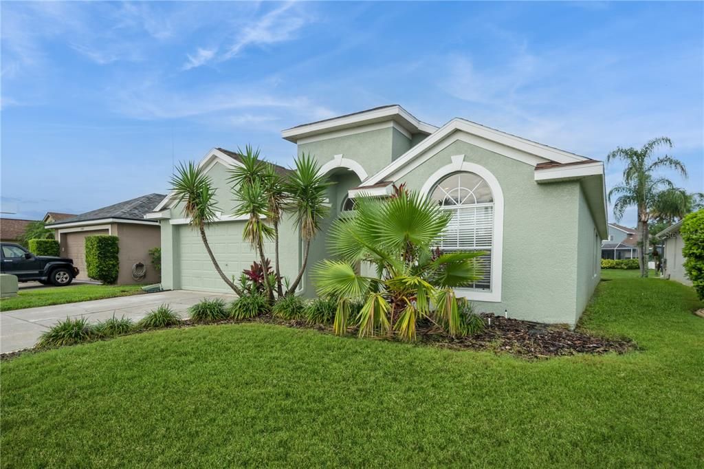 Activo con contrato: $360,000 (4 camas, 2 baños, 2027 Pies cuadrados)