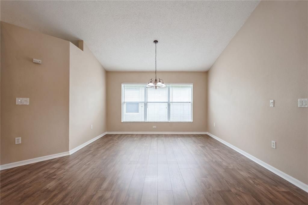 Activo con contrato: $360,000 (4 camas, 2 baños, 2027 Pies cuadrados)