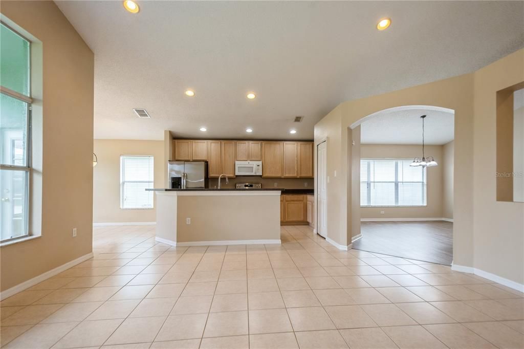 Activo con contrato: $360,000 (4 camas, 2 baños, 2027 Pies cuadrados)