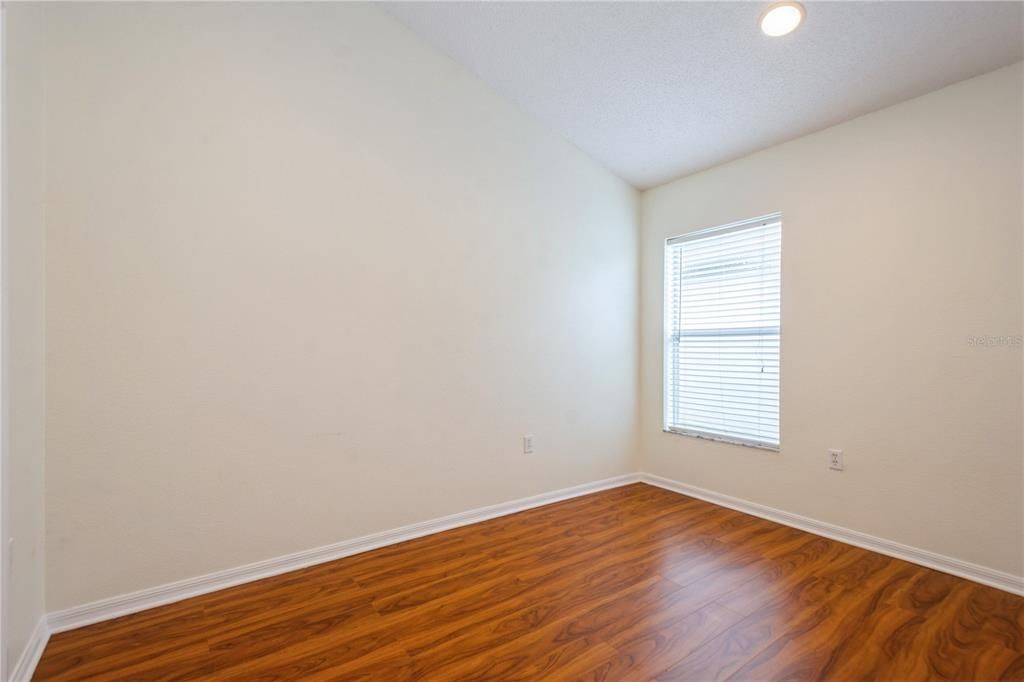 Activo con contrato: $360,000 (4 camas, 2 baños, 2027 Pies cuadrados)