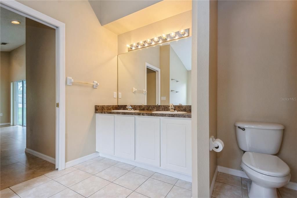 Activo con contrato: $360,000 (4 camas, 2 baños, 2027 Pies cuadrados)