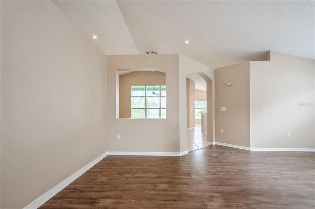 Activo con contrato: $360,000 (4 camas, 2 baños, 2027 Pies cuadrados)