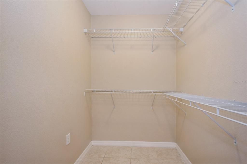 Activo con contrato: $360,000 (4 camas, 2 baños, 2027 Pies cuadrados)