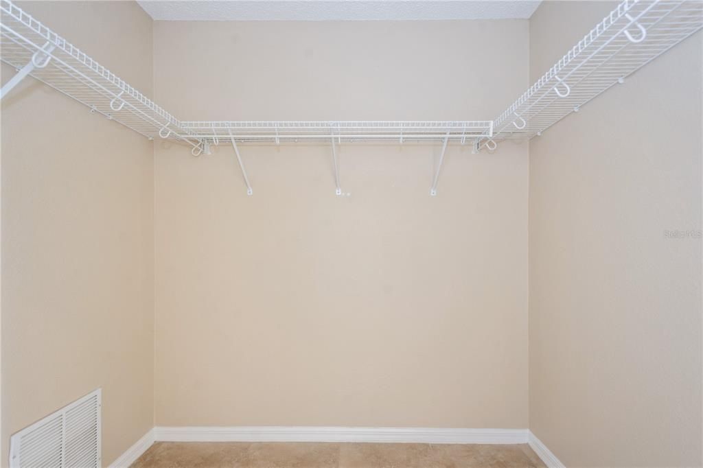 Activo con contrato: $360,000 (4 camas, 2 baños, 2027 Pies cuadrados)