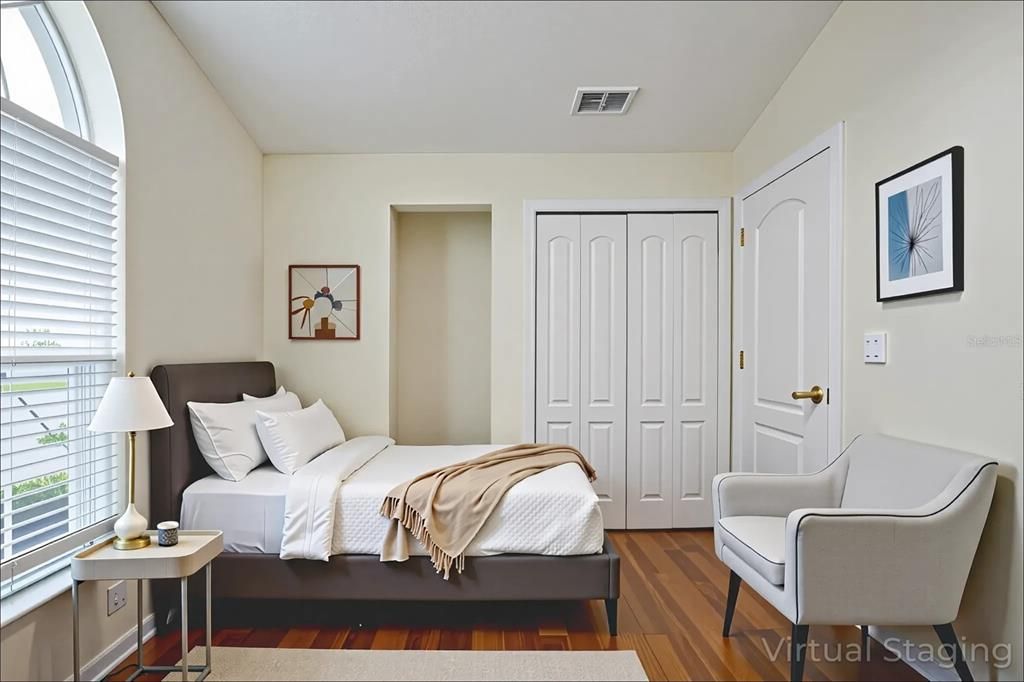 Activo con contrato: $360,000 (4 camas, 2 baños, 2027 Pies cuadrados)