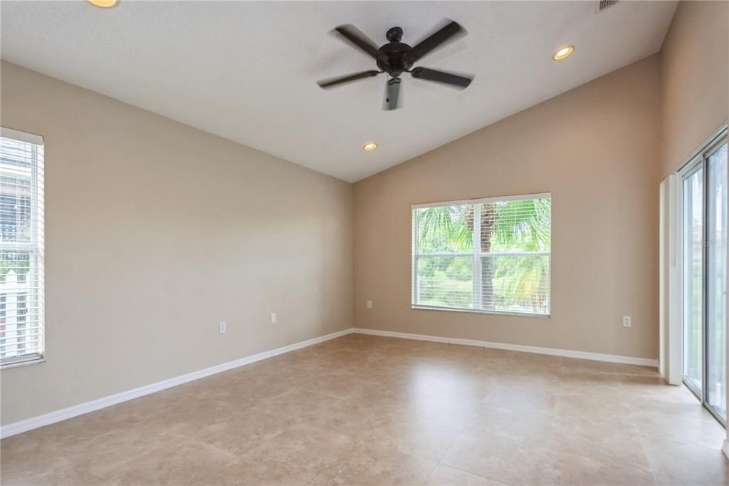 Activo con contrato: $360,000 (4 camas, 2 baños, 2027 Pies cuadrados)