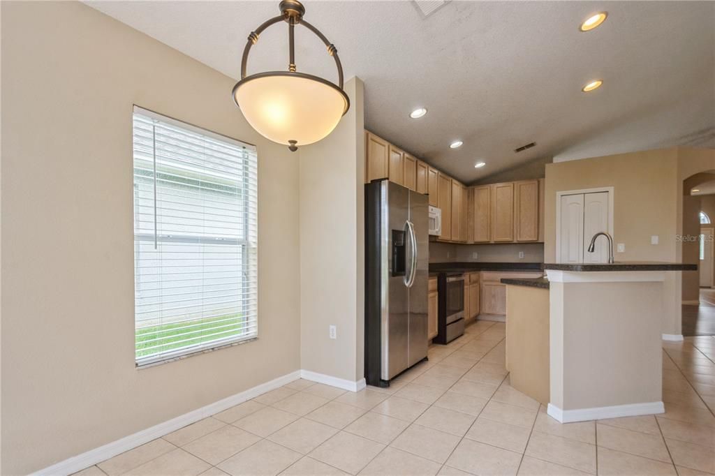 Activo con contrato: $360,000 (4 camas, 2 baños, 2027 Pies cuadrados)