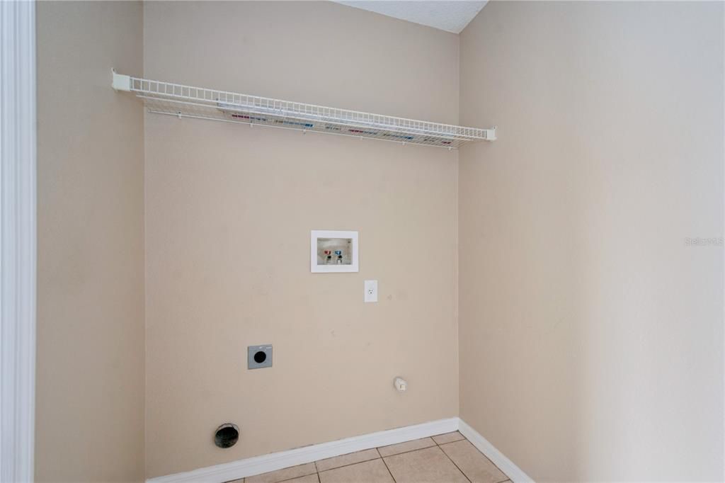 Activo con contrato: $360,000 (4 camas, 2 baños, 2027 Pies cuadrados)