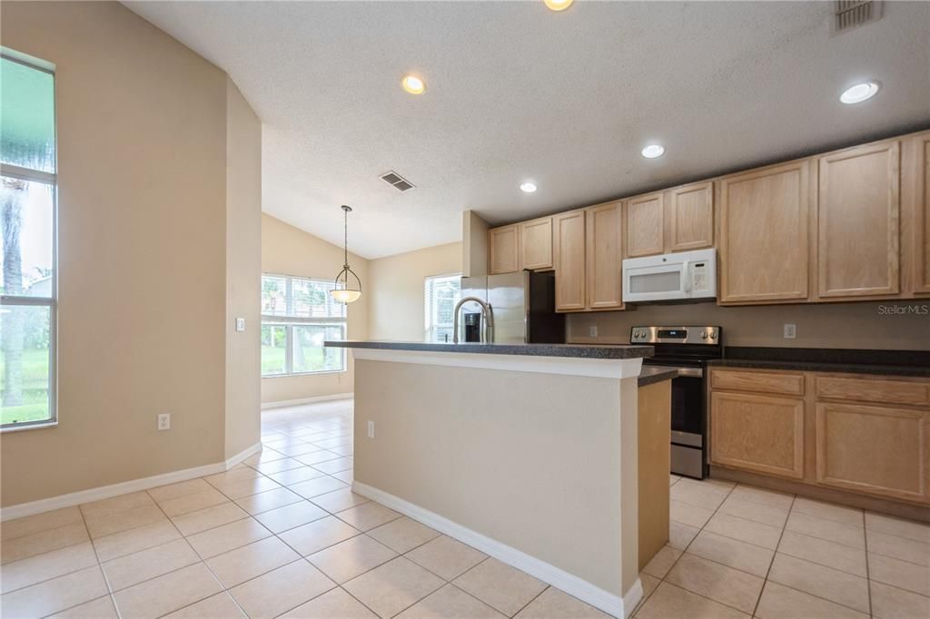 Activo con contrato: $360,000 (4 camas, 2 baños, 2027 Pies cuadrados)