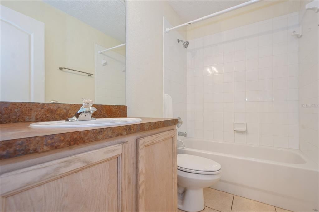 Activo con contrato: $360,000 (4 camas, 2 baños, 2027 Pies cuadrados)