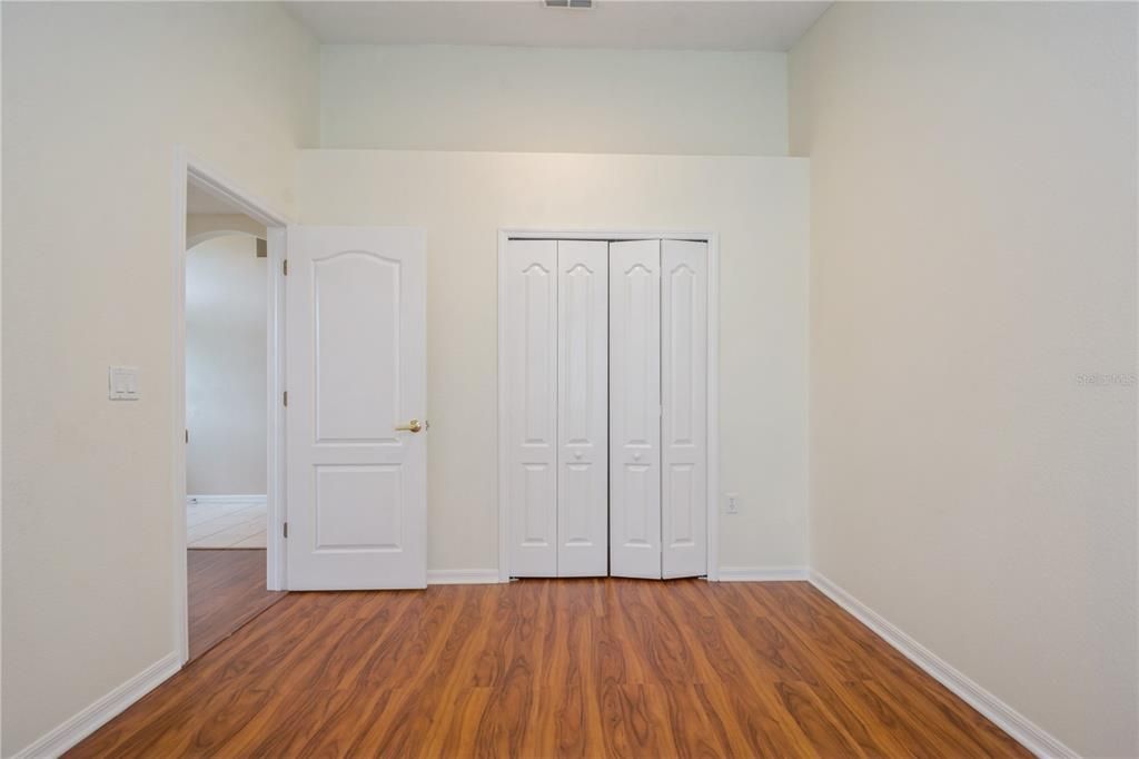 Activo con contrato: $360,000 (4 camas, 2 baños, 2027 Pies cuadrados)