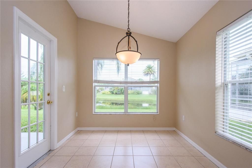 Activo con contrato: $360,000 (4 camas, 2 baños, 2027 Pies cuadrados)