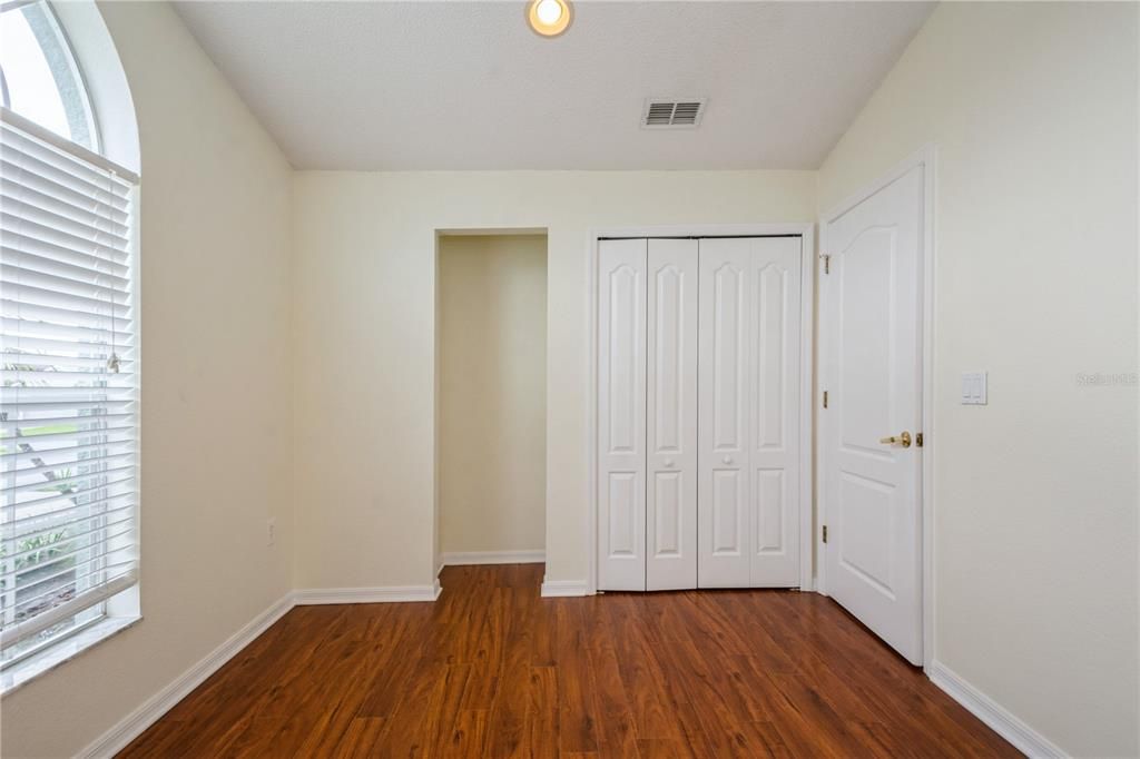 Activo con contrato: $360,000 (4 camas, 2 baños, 2027 Pies cuadrados)