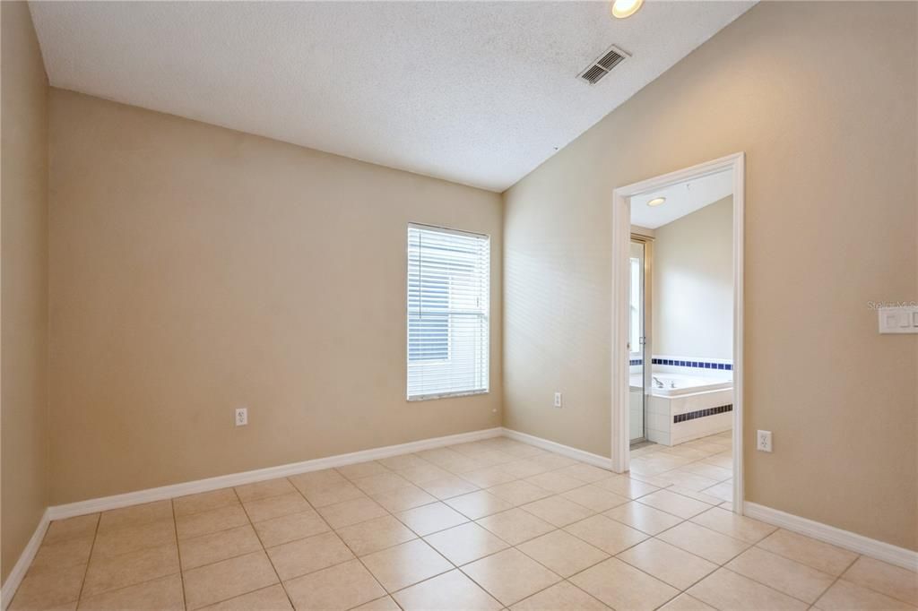 Activo con contrato: $360,000 (4 camas, 2 baños, 2027 Pies cuadrados)