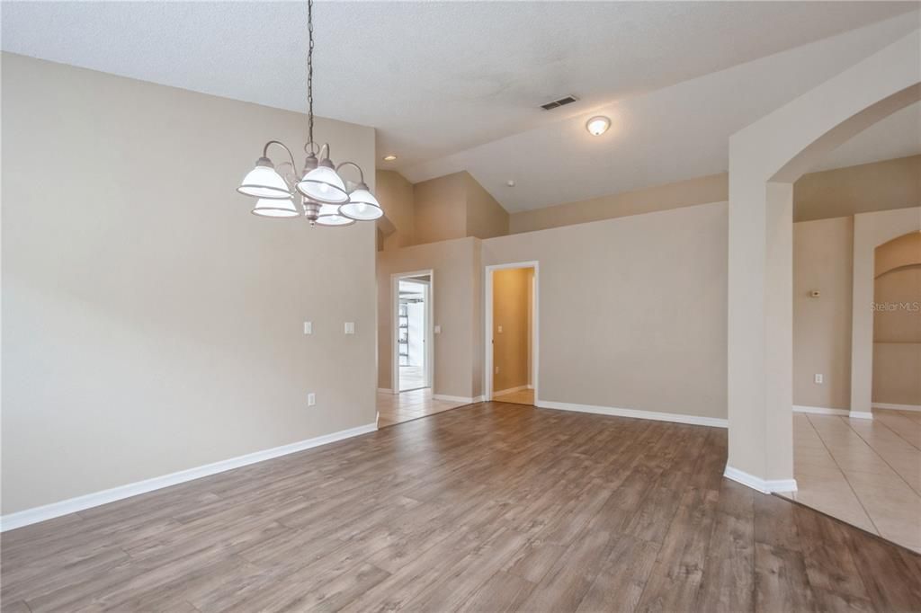 Activo con contrato: $360,000 (4 camas, 2 baños, 2027 Pies cuadrados)