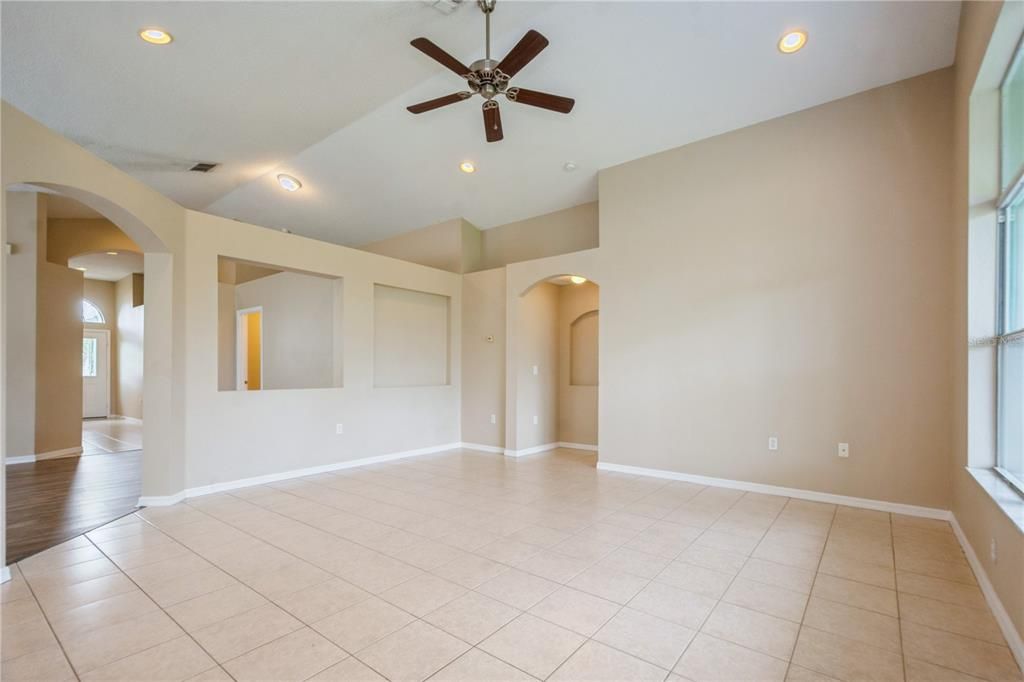 Activo con contrato: $360,000 (4 camas, 2 baños, 2027 Pies cuadrados)