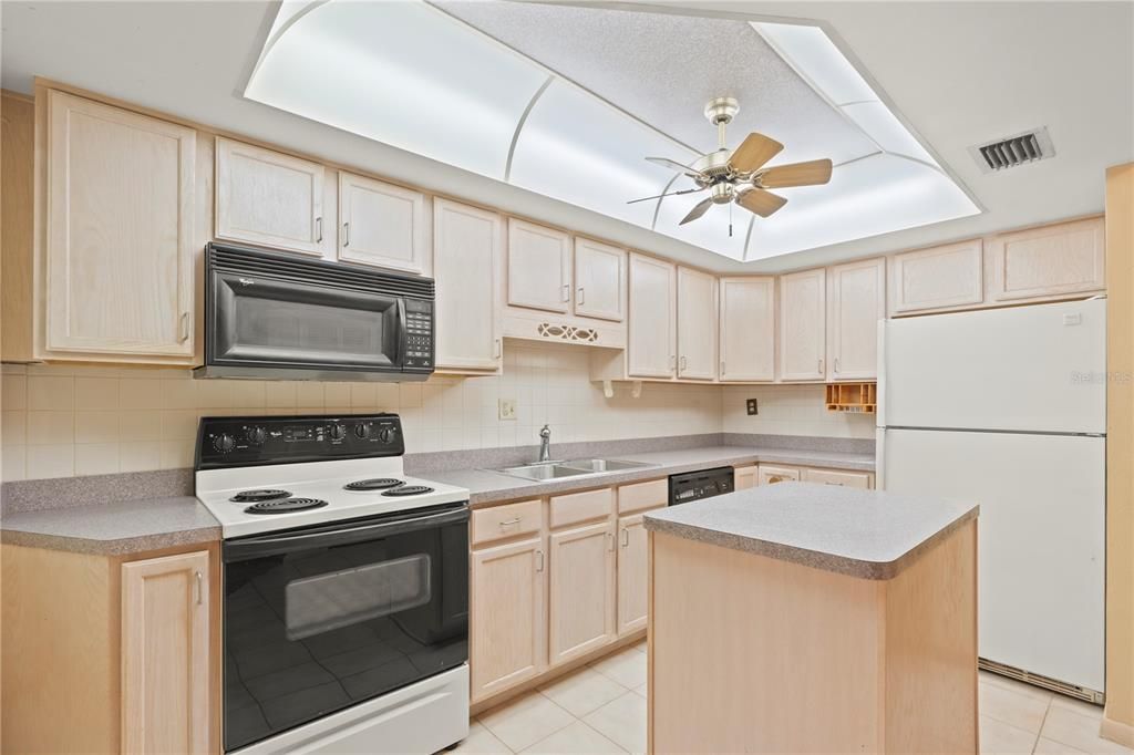 待售: $103,000 (2 贝兹, 2 浴室, 1035 平方英尺)