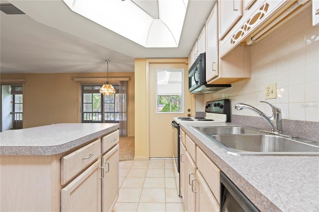 待售: $103,000 (2 贝兹, 2 浴室, 1035 平方英尺)