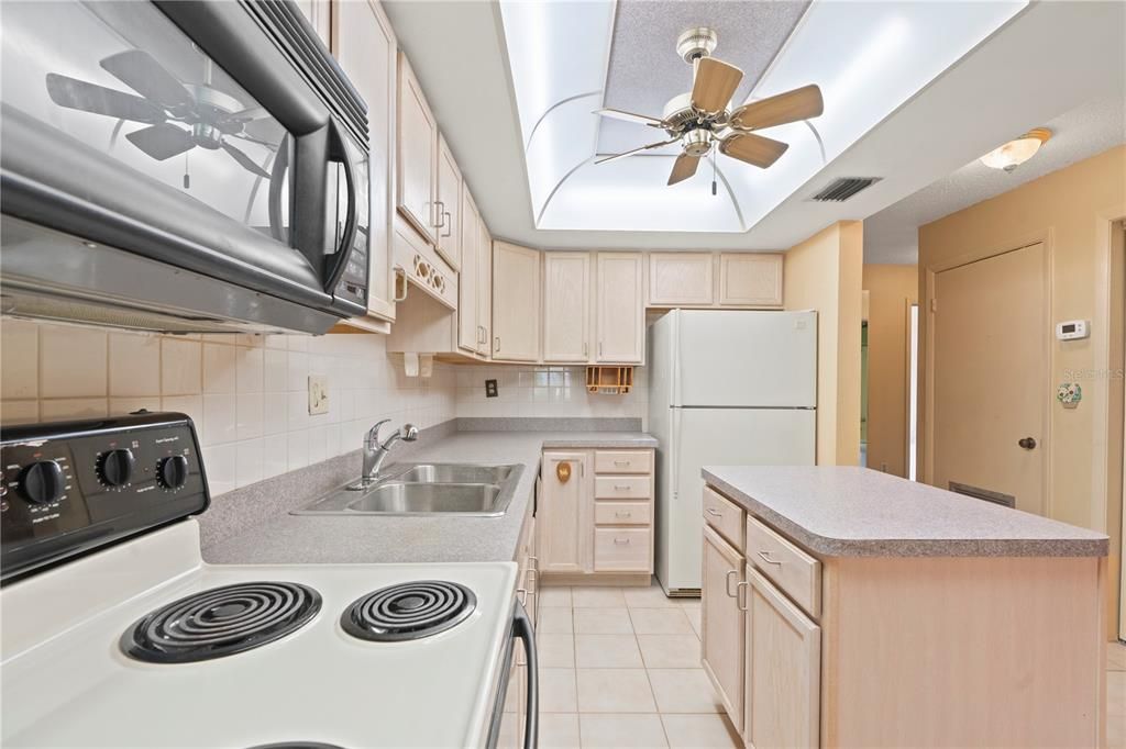 待售: $103,000 (2 贝兹, 2 浴室, 1035 平方英尺)