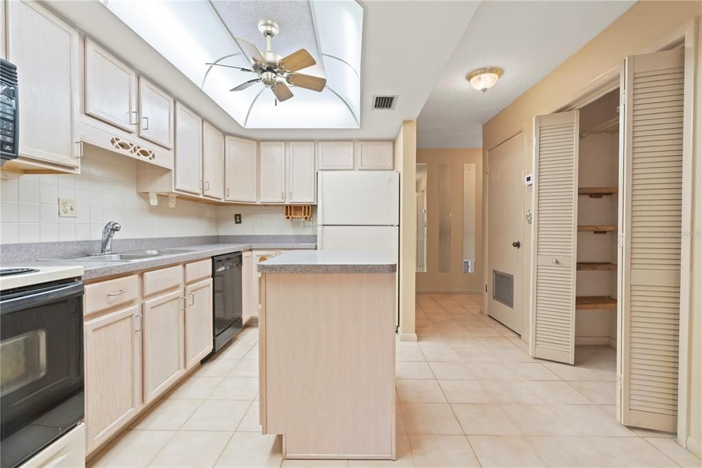 待售: $103,000 (2 贝兹, 2 浴室, 1035 平方英尺)