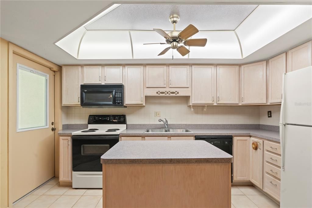 待售: $103,000 (2 贝兹, 2 浴室, 1035 平方英尺)