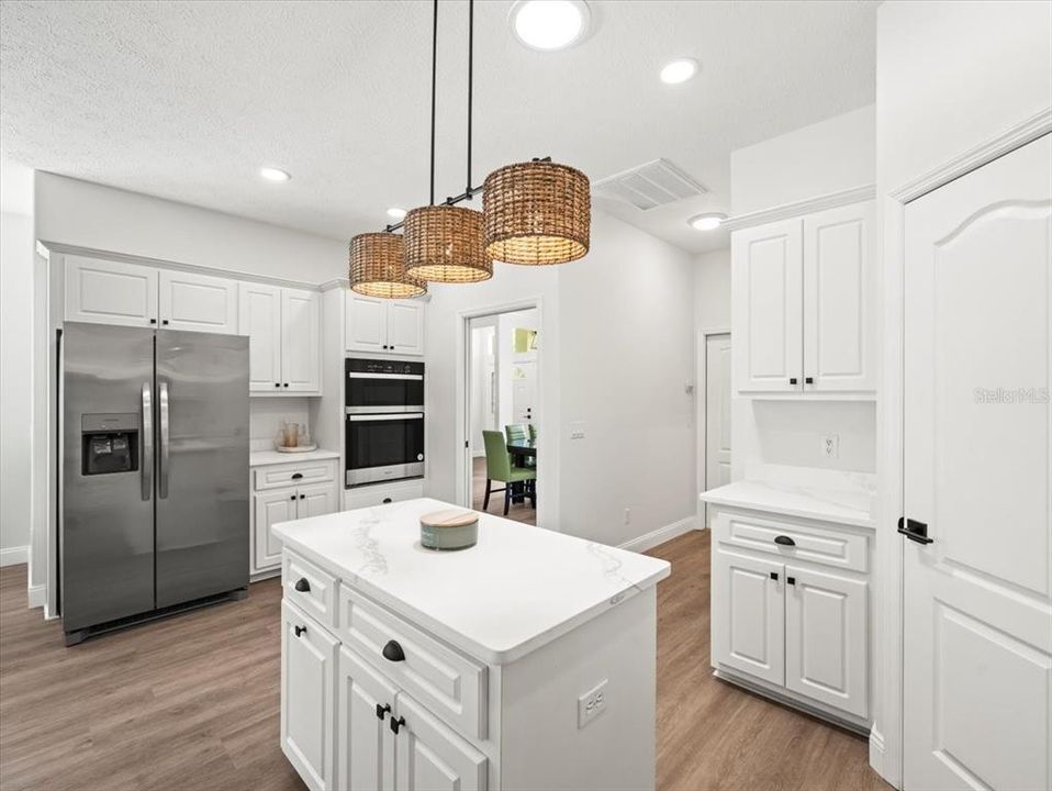 Под контрактом: $550,000 (4 спален, 3 ванн, 2724 Квадратных фут)