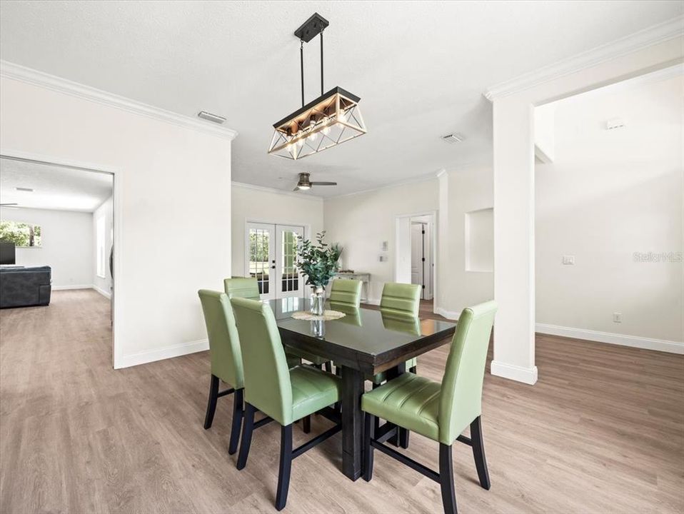 Под контрактом: $550,000 (4 спален, 3 ванн, 2724 Квадратных фут)