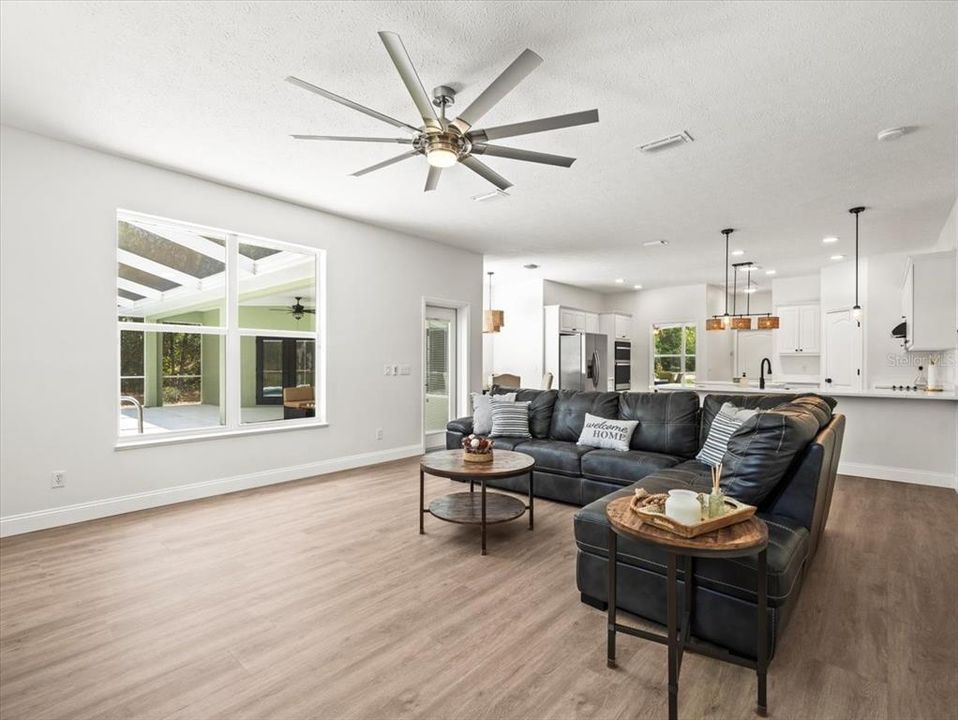 Под контрактом: $550,000 (4 спален, 3 ванн, 2724 Квадратных фут)