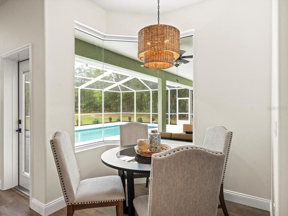 Под контрактом: $550,000 (4 спален, 3 ванн, 2724 Квадратных фут)