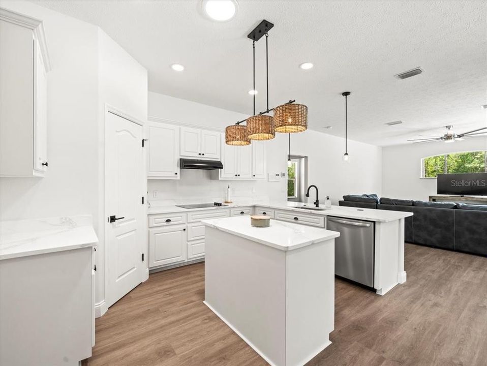 Под контрактом: $550,000 (4 спален, 3 ванн, 2724 Квадратных фут)