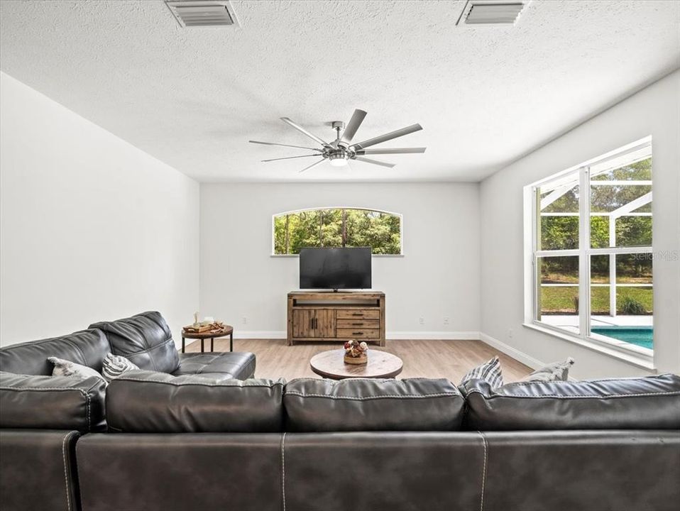 Под контрактом: $550,000 (4 спален, 3 ванн, 2724 Квадратных фут)