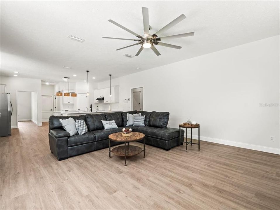 Под контрактом: $550,000 (4 спален, 3 ванн, 2724 Квадратных фут)