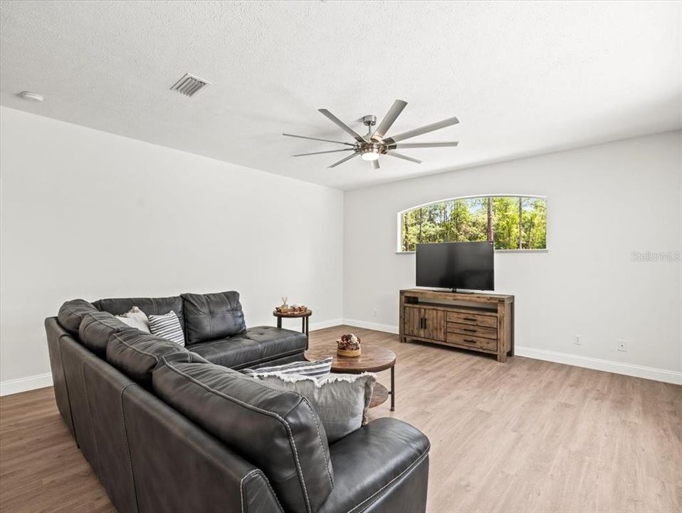 Под контрактом: $550,000 (4 спален, 3 ванн, 2724 Квадратных фут)