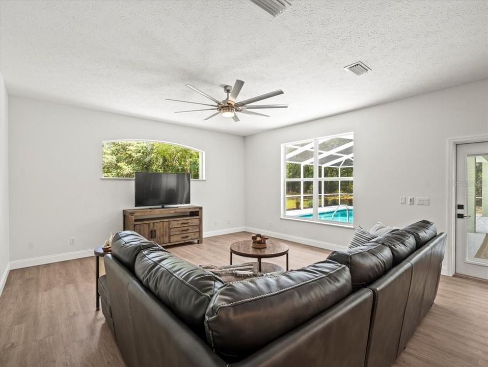 Под контрактом: $550,000 (4 спален, 3 ванн, 2724 Квадратных фут)