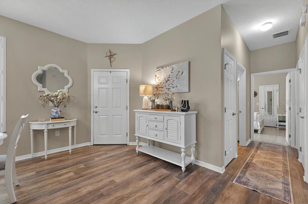 合同活跃: $275,000 (2 贝兹, 2 浴室, 1418 平方英尺)