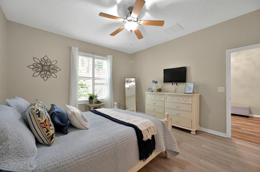 合同活跃: $275,000 (2 贝兹, 2 浴室, 1418 平方英尺)