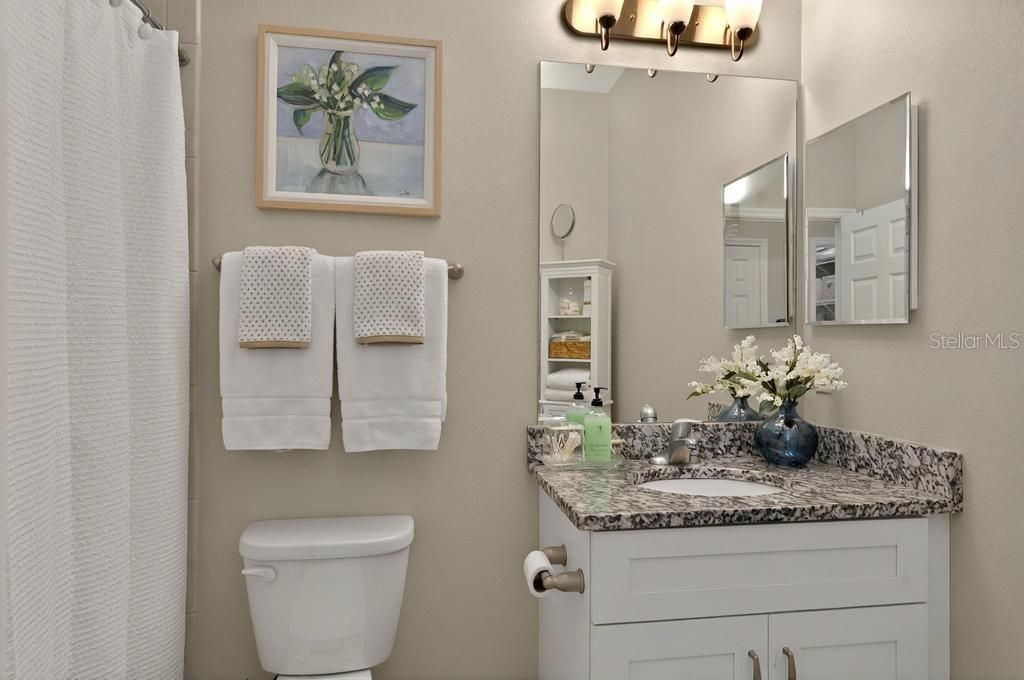 合同活跃: $275,000 (2 贝兹, 2 浴室, 1418 平方英尺)