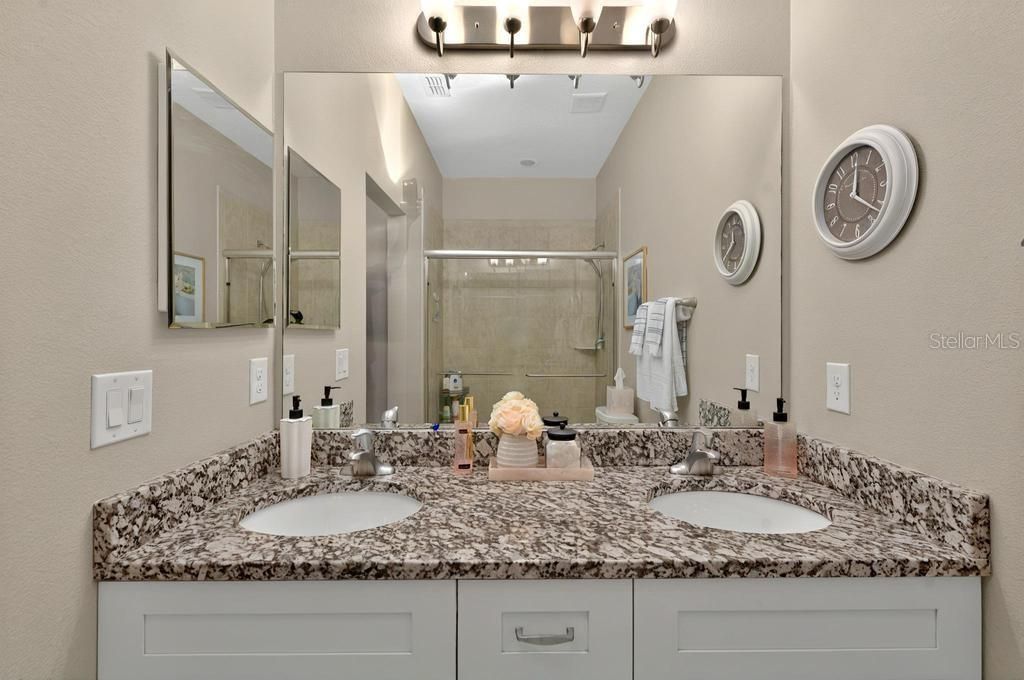 合同活跃: $275,000 (2 贝兹, 2 浴室, 1418 平方英尺)