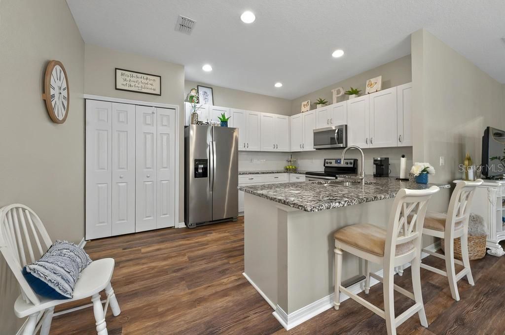 合同活跃: $275,000 (2 贝兹, 2 浴室, 1418 平方英尺)