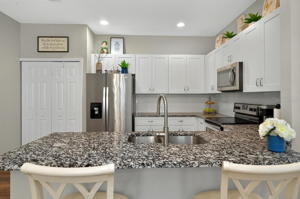 合同活跃: $275,000 (2 贝兹, 2 浴室, 1418 平方英尺)