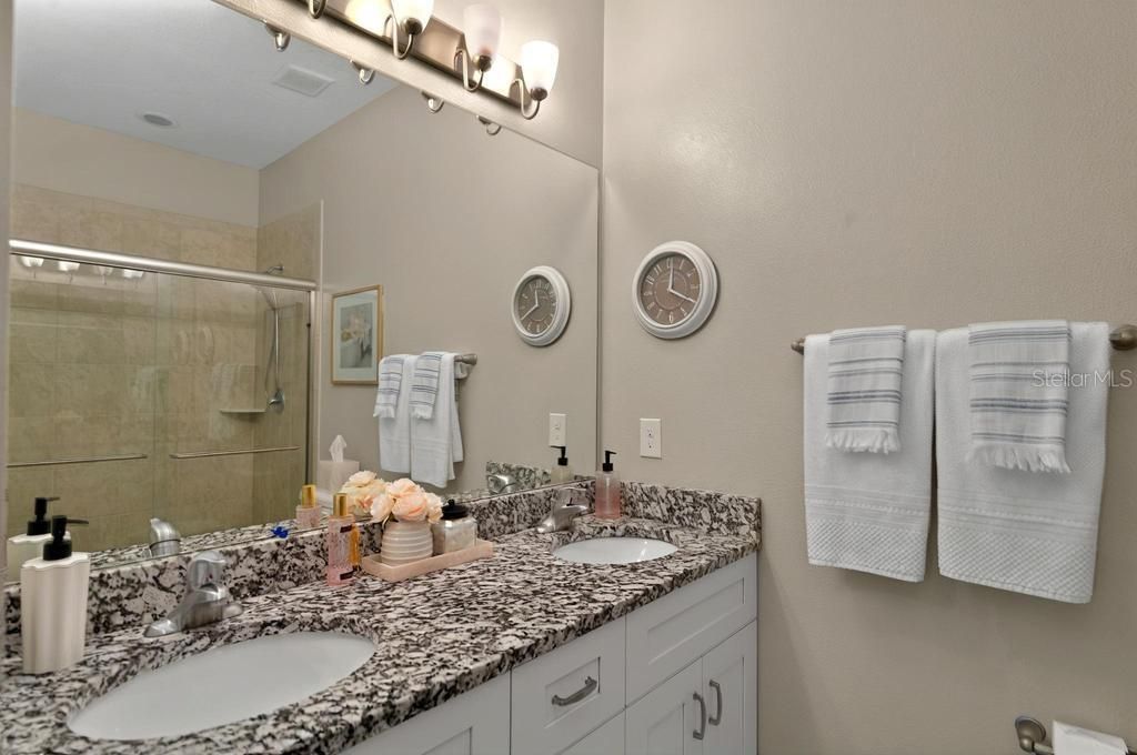 合同活跃: $275,000 (2 贝兹, 2 浴室, 1418 平方英尺)