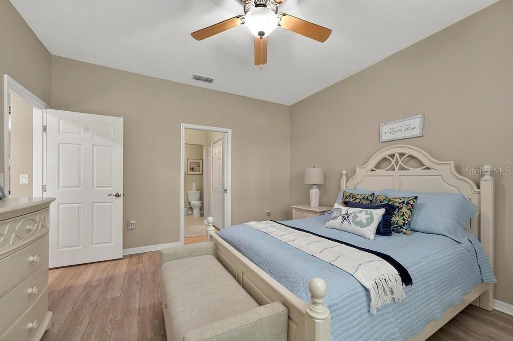 合同活跃: $275,000 (2 贝兹, 2 浴室, 1418 平方英尺)