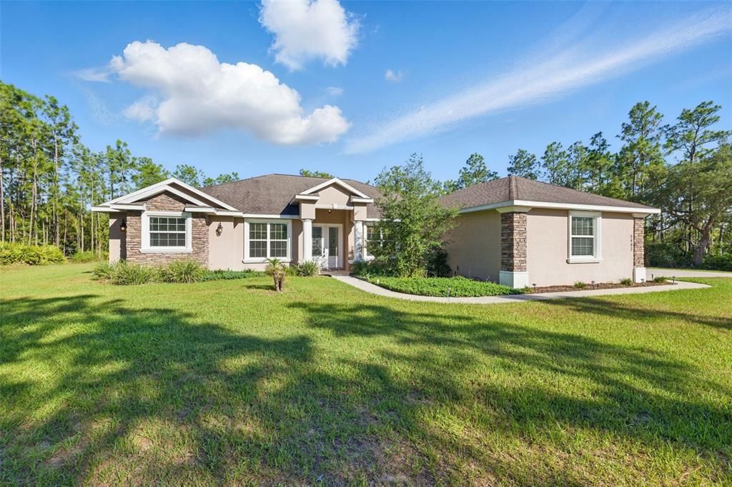 Recently Sold: $650,000 (3 beds, 2 baths, 2402 Square Feet)