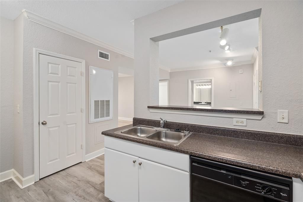 待售: $248,500 (2 贝兹, 2 浴室, 1215 平方英尺)